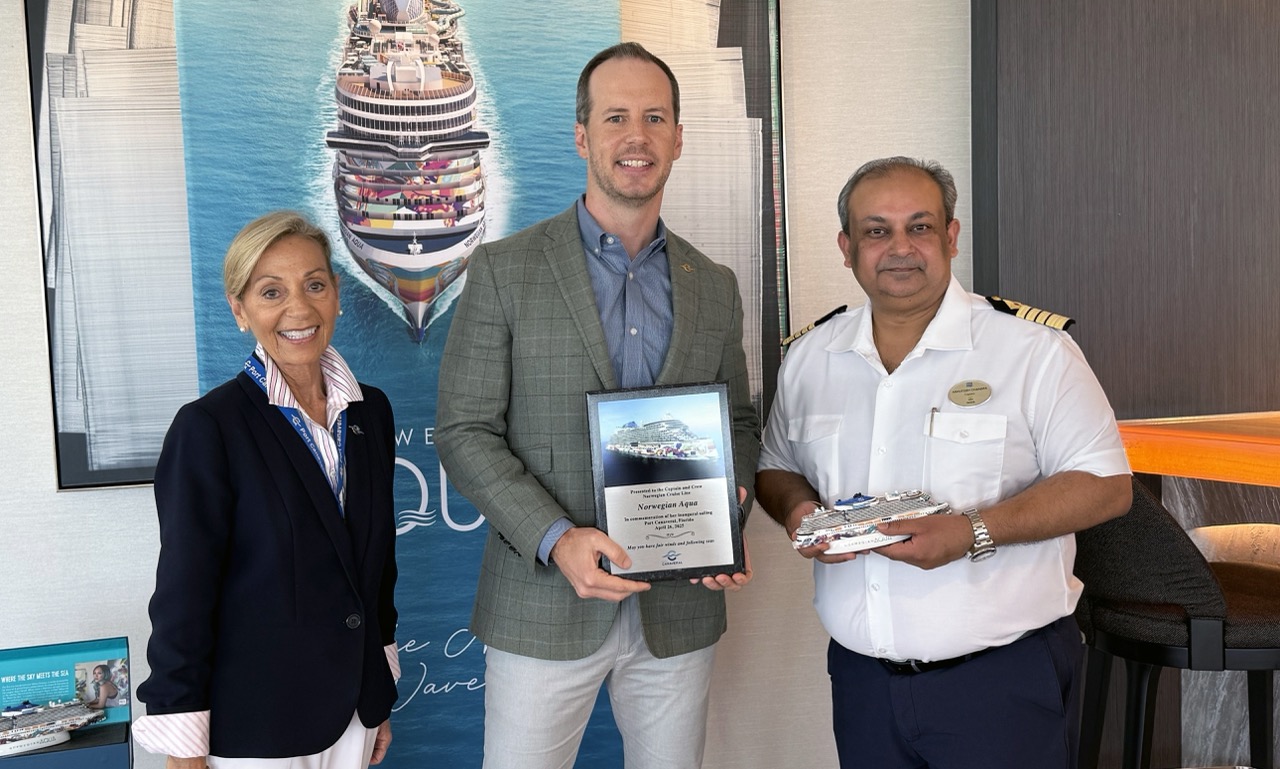 Picture of the Norwegian Aqua plaque exchange on boad the Norwegian Aqua