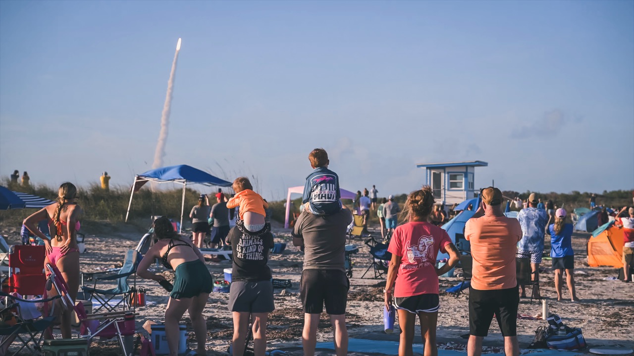 BeachgoerswatchtheArtemissIIrocketlaunchfromJettyParkbeach