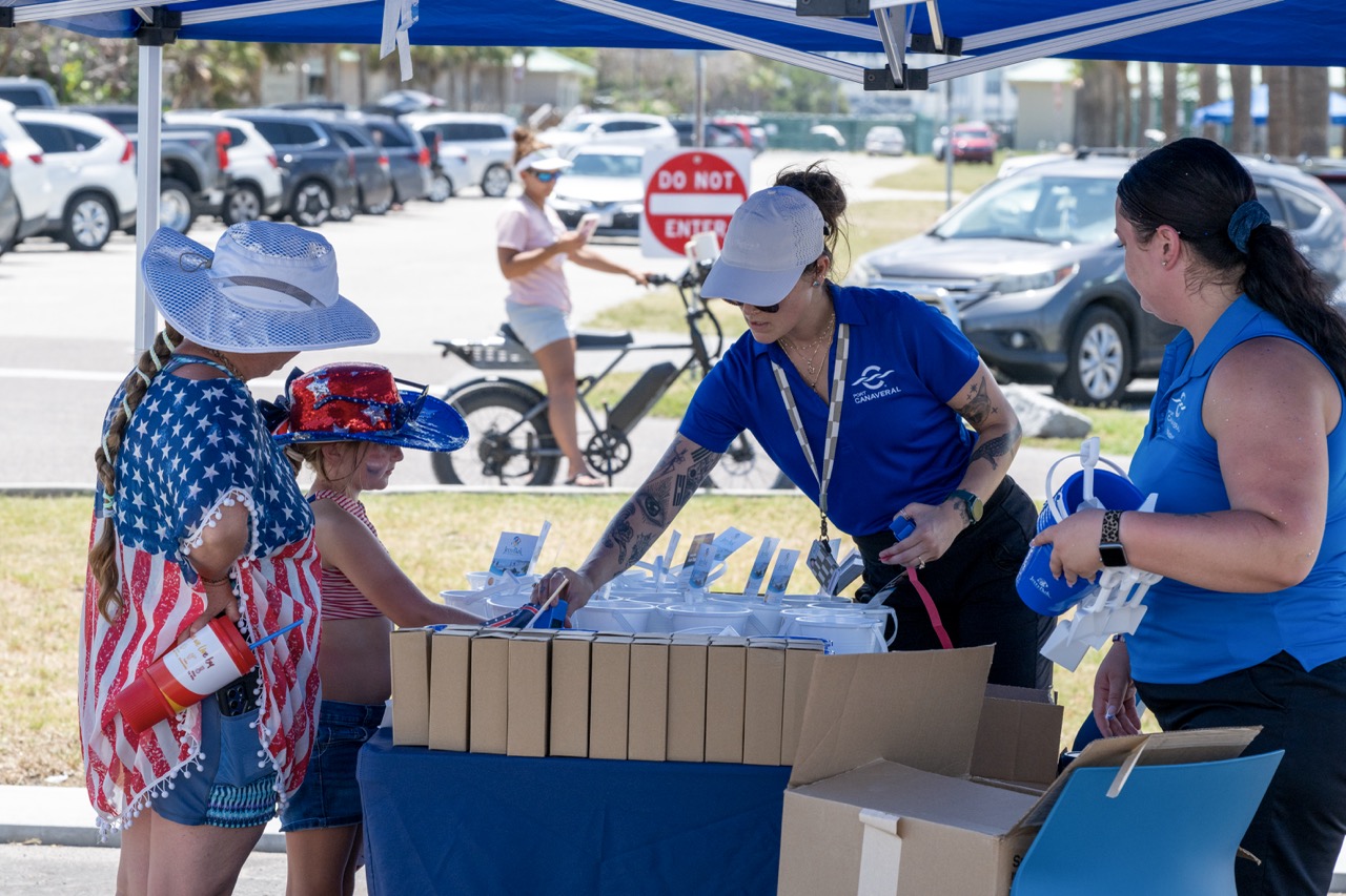 JettyParkpatronscollectgiveawayitemsataspecialFlagDayeventinthepark